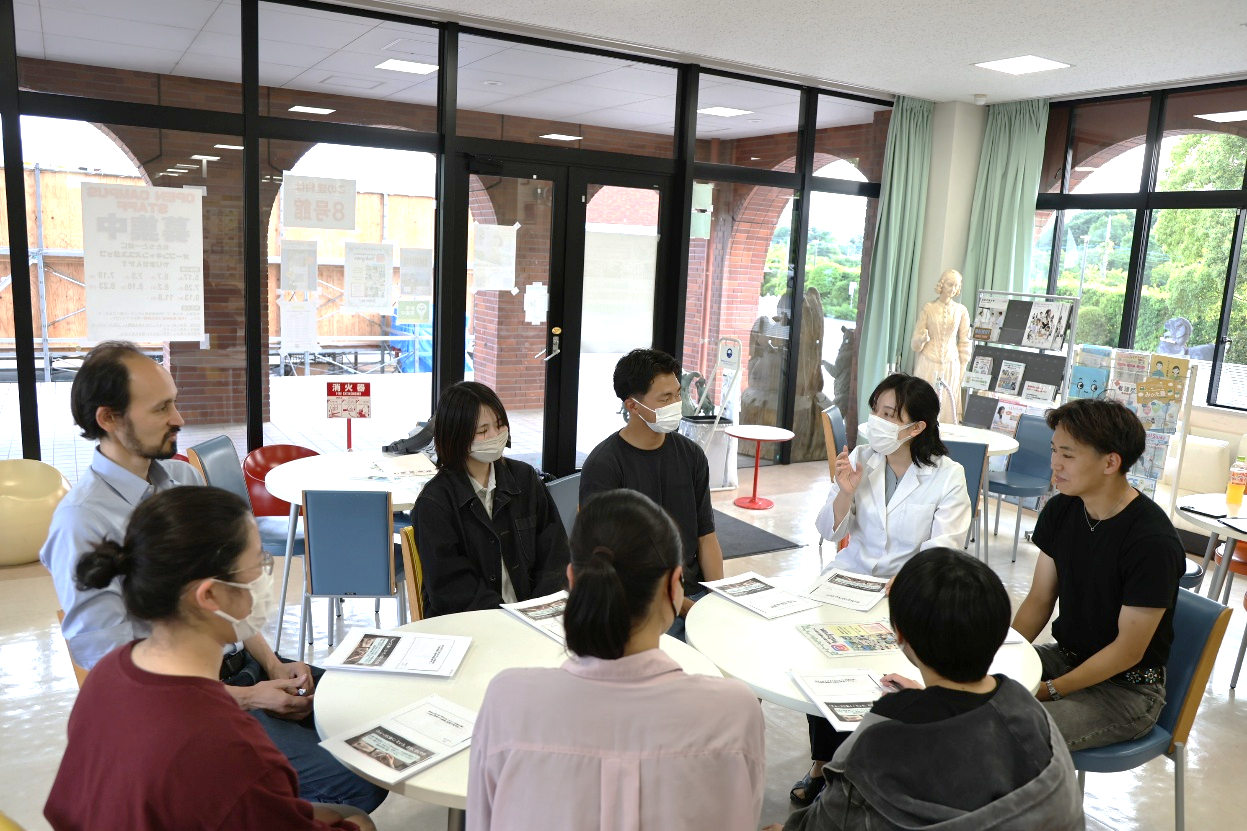 看護学部SNSプロジェクト学生企画！　ハンサリ学長が、看護の専門性を体験的に学びました！