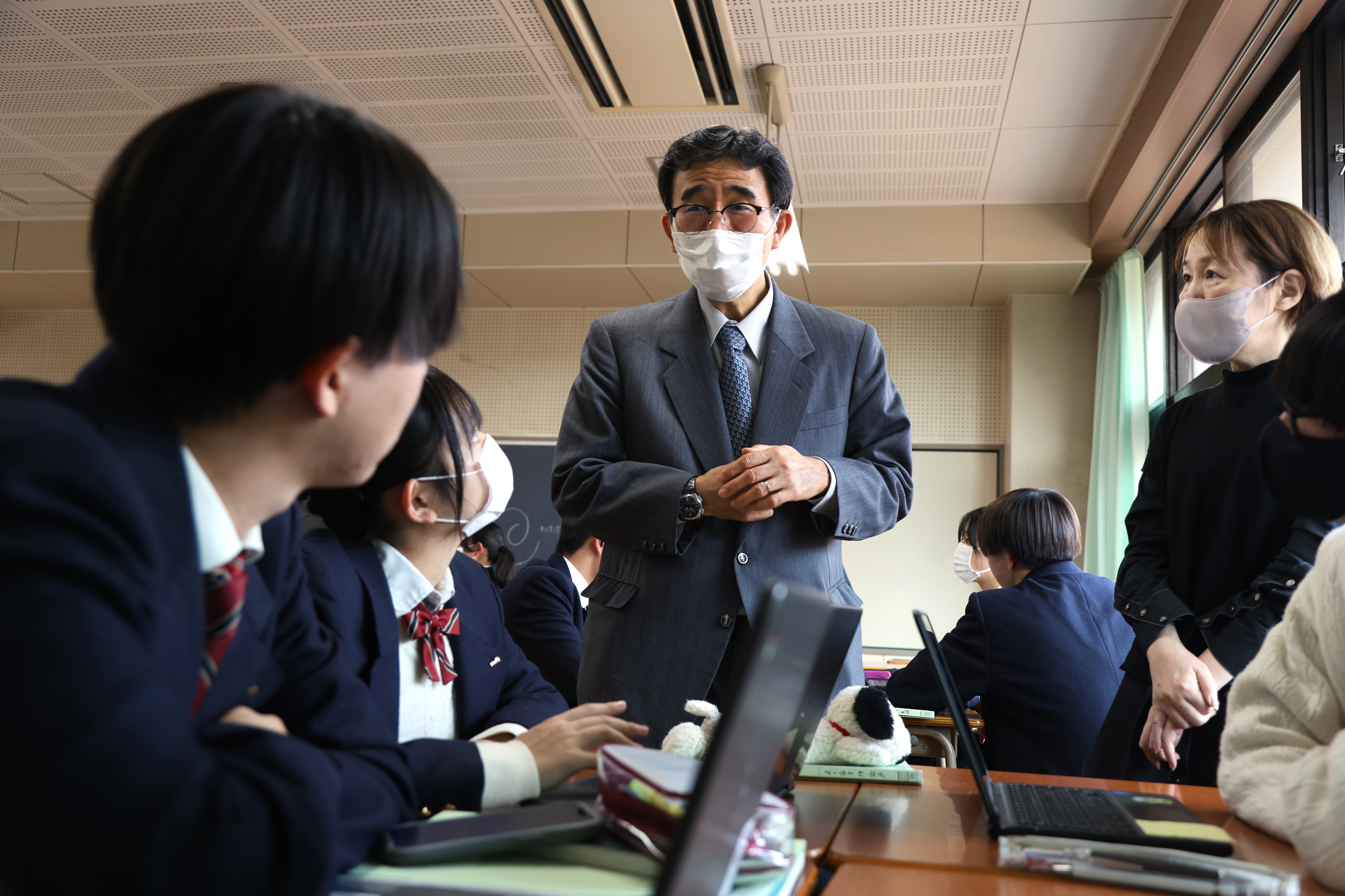 サービス経営学部の藤野洋教授が西武文理高校の探究学習でアドバイザーを務めています。