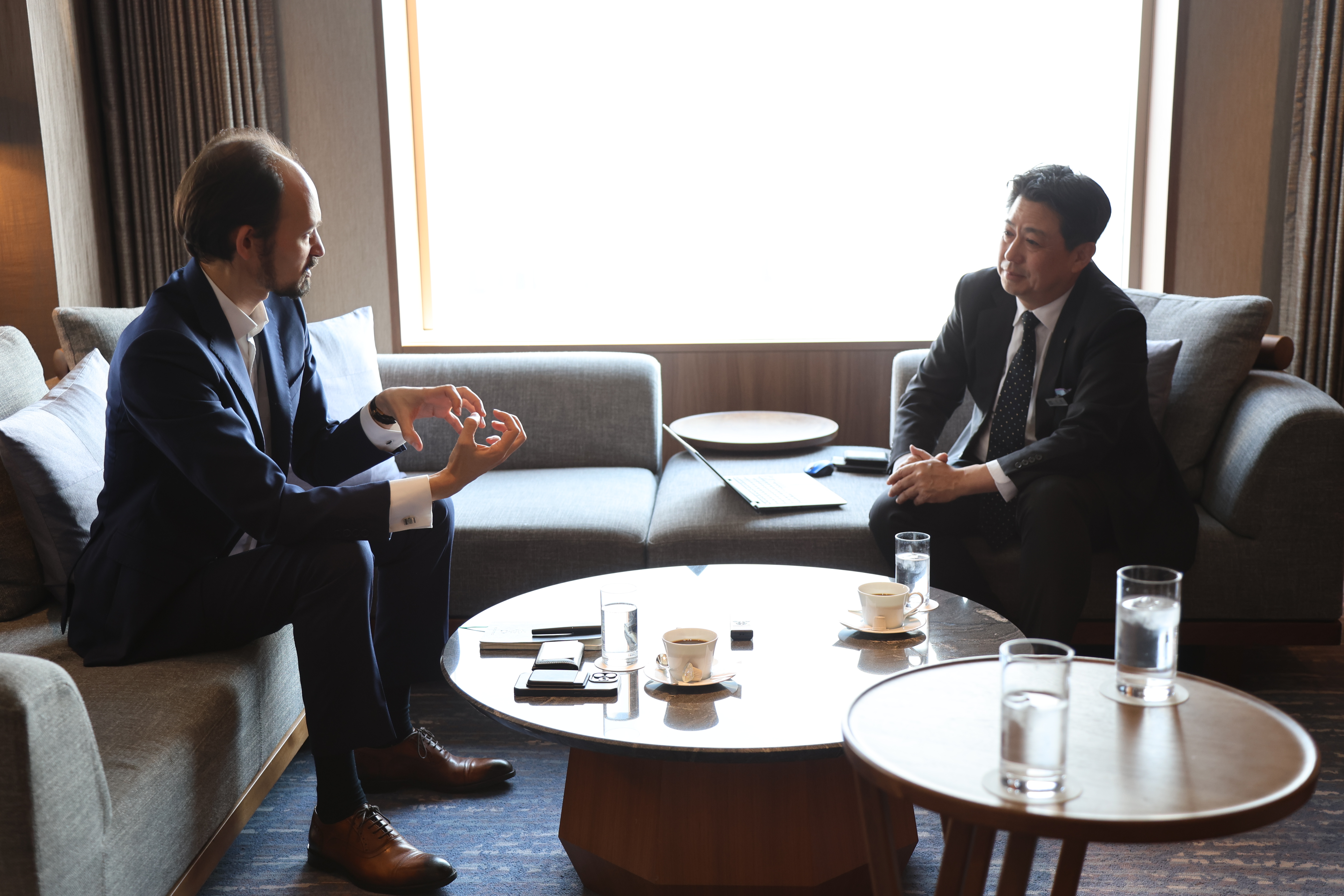 吉岡 慎⼀ ⽒ × ハンサリ 学⻑ 特別対談が⾏われました。