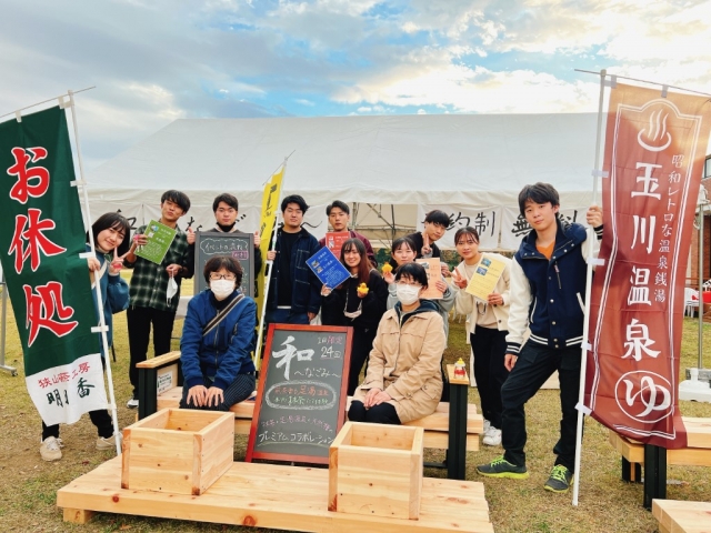 学園祭で「天然温泉の足湯と抹茶の体験イベント」を中谷ゼミの学生がプロデュースしました。