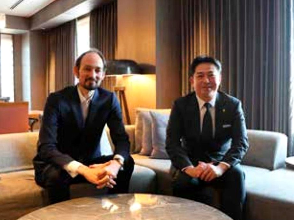 吉岡愼一氏とハンサリ・ギオーム学長のツーショット