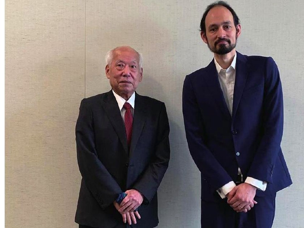 鈴木幸一氏とハンサリ・ギオーム学長のツーショット