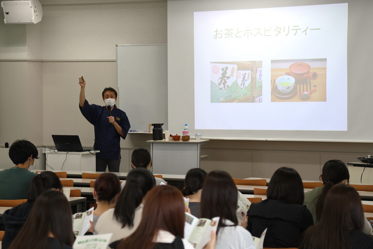 サービス経営学部 藤野ゼミの4年生が卒業論文の研究で飯能信用金庫本店を訪問。