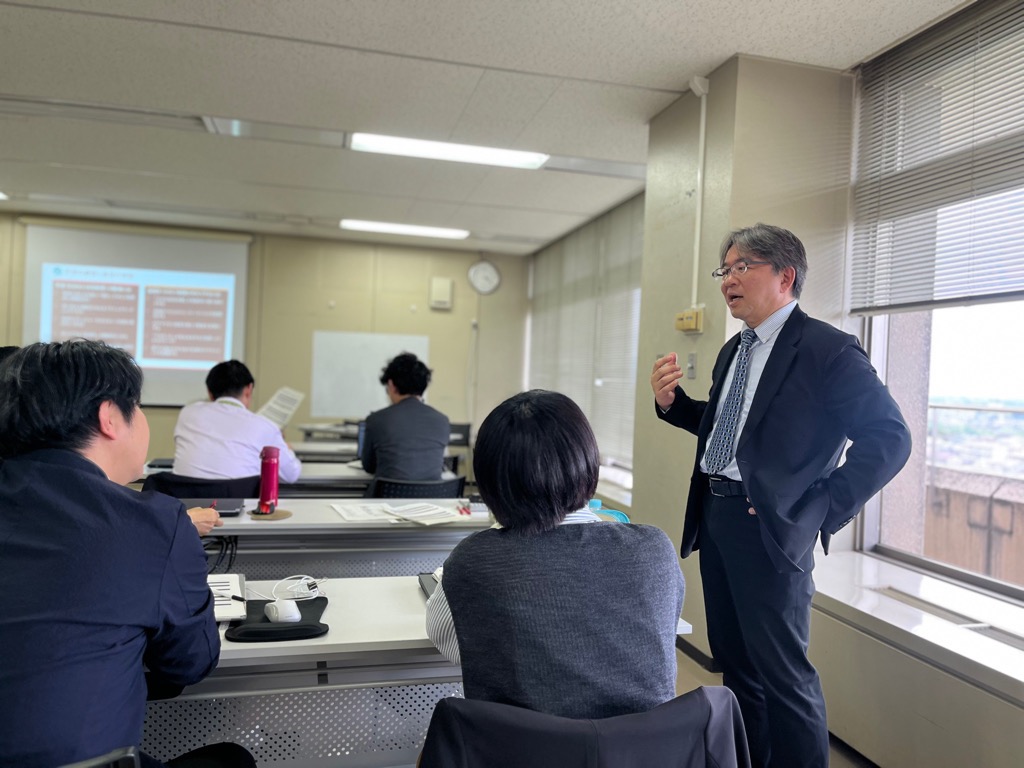 サービス経営学部 宮島学部長が狭山市役所で新任主幹のためのリーダーシップ＆マネジメント研修を実施しました！