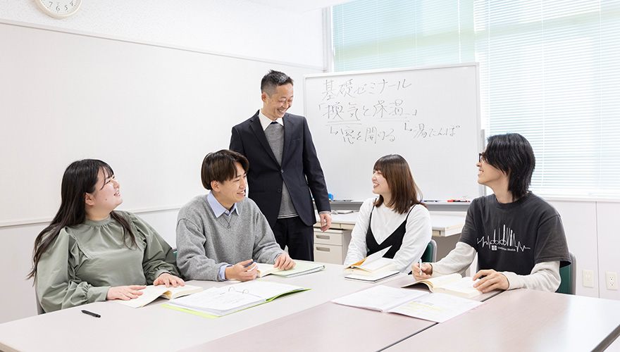 入学前から始まる学び。入学後はすぐにゼミ担当教員がサポート。