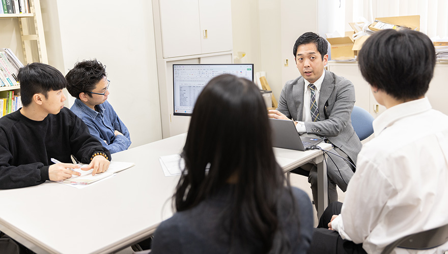 少人数で研究を深めるゼミナール