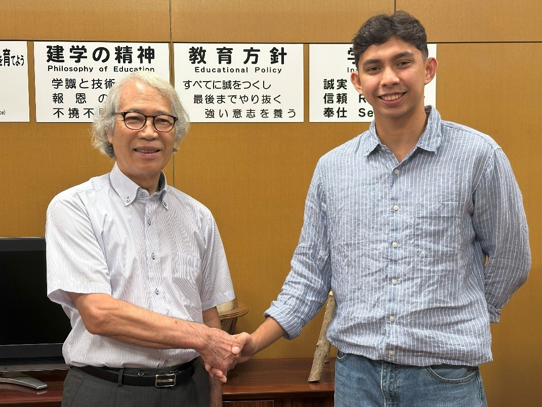 V.LEAGUE  埼玉アザレア のレオ・アリンゴJr.選手が八巻学長を訪問
