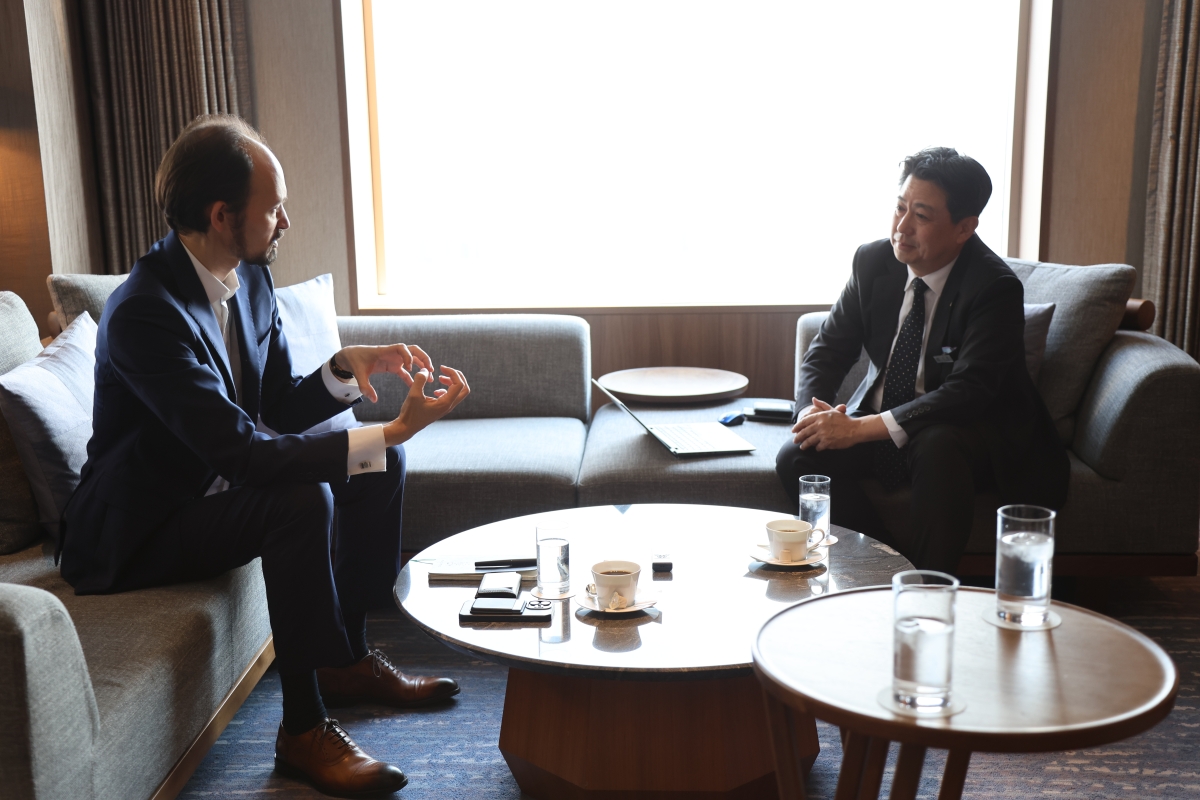 吉岡 慎一 氏 × ハンサリ 学長　特別対談が行われました。