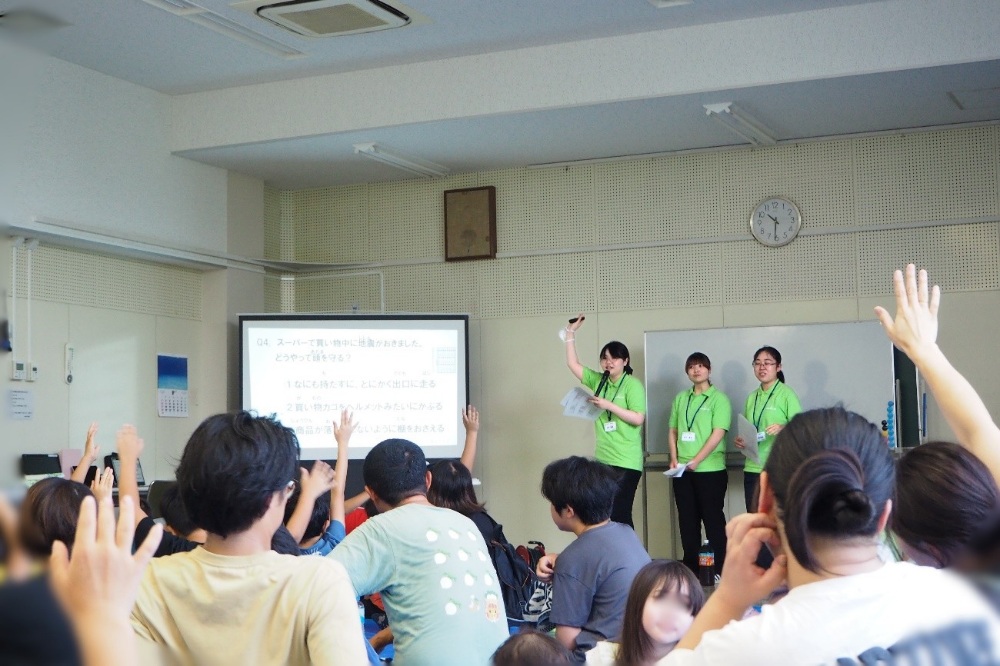 柏原地区防災教室で本学学生が防災クイズを出題しました！