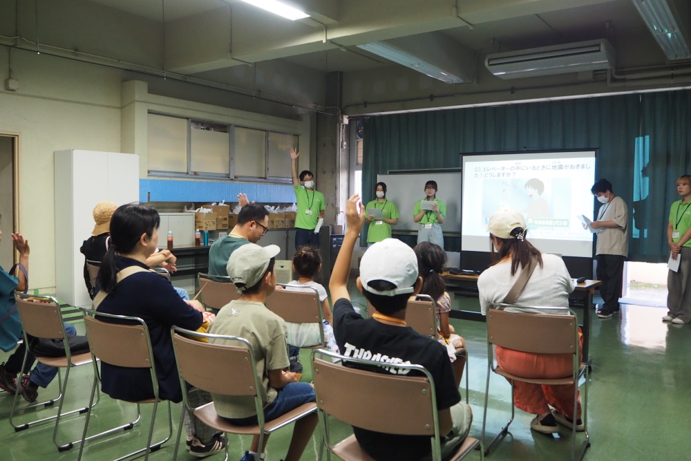 奥富公民館「親子防災体験ツアー」に本学学生が防災クイズを出題しました！